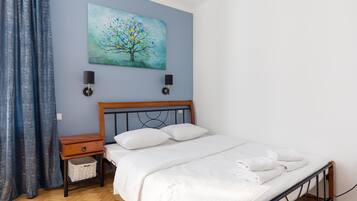 Iron/ironing board, WiFi, bed sheets