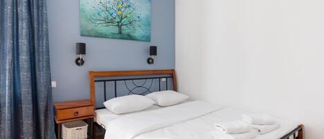 Een strijkplank/strijkijzer, wifi, beddengoed