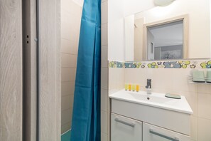 Douche, sèche-cheveux, serviettes fournies