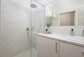 Shower, hair dryer, towels