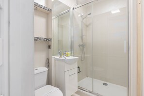 Dusche, Haartrockner, Handtücher