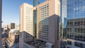 Un edificio de gran altura con varios pisos, ventanas amplias y un patio central.