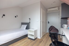 Tabla de planchar con plancha, wifi y ropa de cama