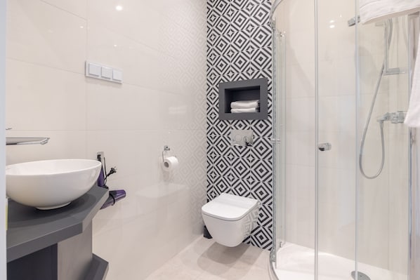 Douche, sĂšche-cheveux, serviettes fournies, savon