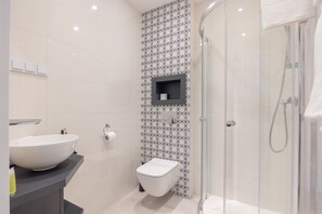 Dusche, Haartrockner, Handtücher, Seife