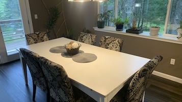 House | In-room dining