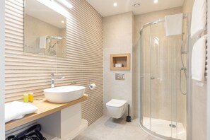 Douche, séchoir à cheveux, serviettes fournies