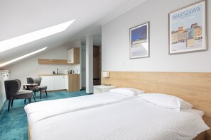 Tabla de planchar con plancha, wifi y ropa de cama