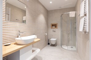 Shower, hair dryer, towels - Aparthotel Esencja Warszawy 18 NowyŚwiat (Warszawa)