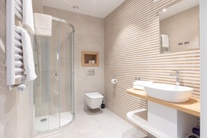 Douche, séchoir à cheveux, serviettes fournies