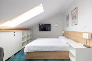 Tabla de planchar con plancha, wifi y ropa de cama 