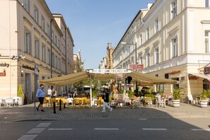 Outdoor dining - Aparthotel Esencja Warszawy 13 NowyŚwiat (Warszawa)