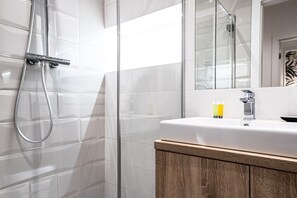 Dusche, Haartrockner, Handtücher