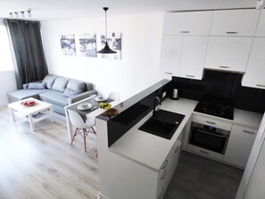 Een koelkast, een microgolfoven, een oven, een broodrooster