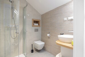 Douche, articles de toilette gratuits, sèche-cheveux