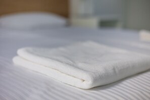 Shower, hair dryer, towels - Aparthotel Esencja Warszawy 2 Nowy Świat (Warszawa)