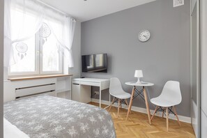1 dormitorio, tabla de planchar con plancha, wifi y ropa de cama