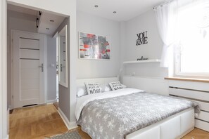 1 dormitorio, tabla de planchar con plancha, wifi y ropa de cama