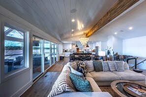 Smart TV, lareira, mesa de pingue-pongue, livros