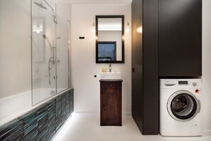 Douche, articles de toilette gratuits, sĂšche-cheveux