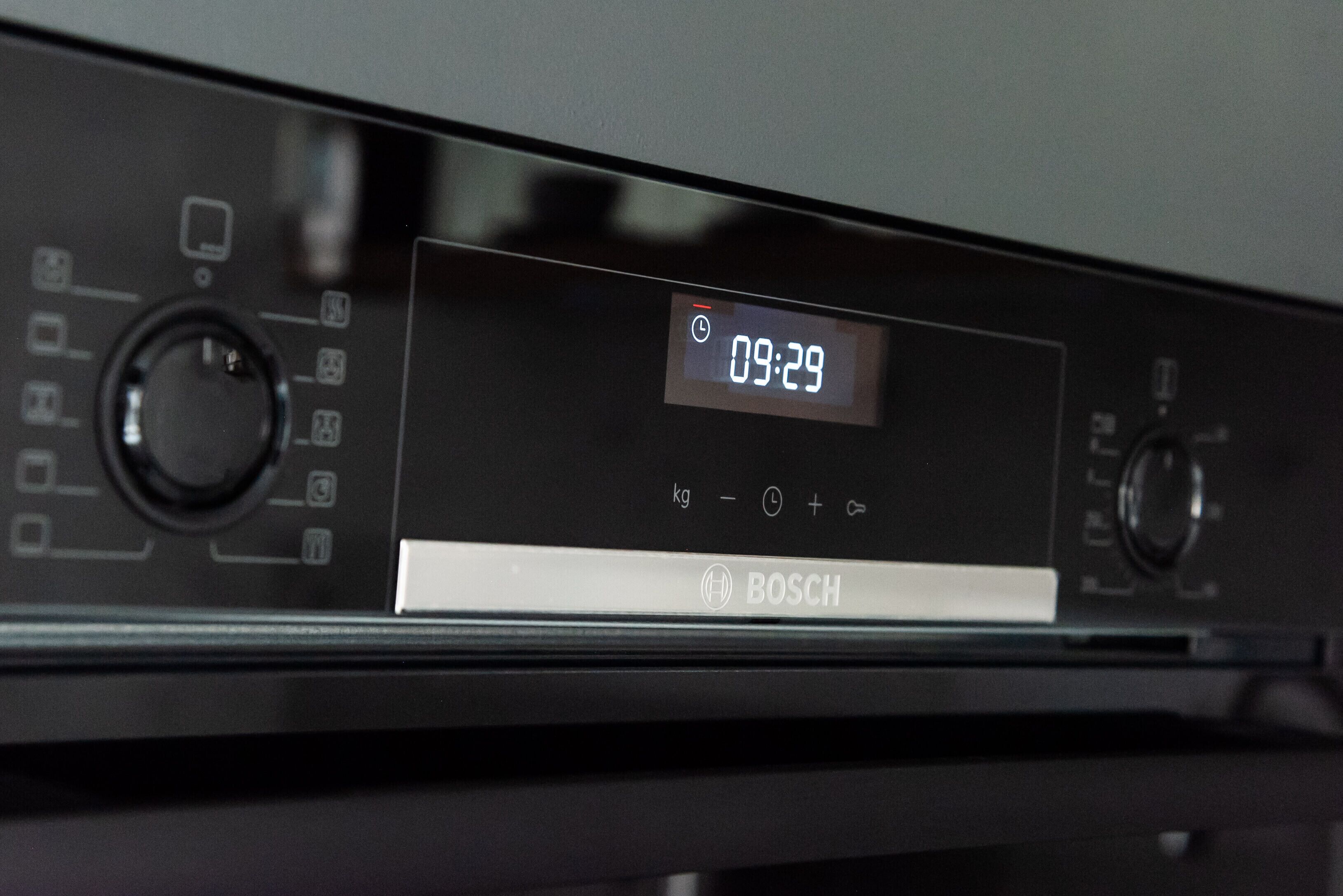 Pantalla digital en un dispositivo que muestra la hora 09:29 y el nombre de la marca 'BOSCH'.