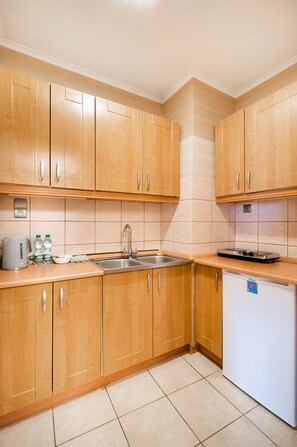 Kühlschrank, Mikrowelle, Wasserkocher, Toaster