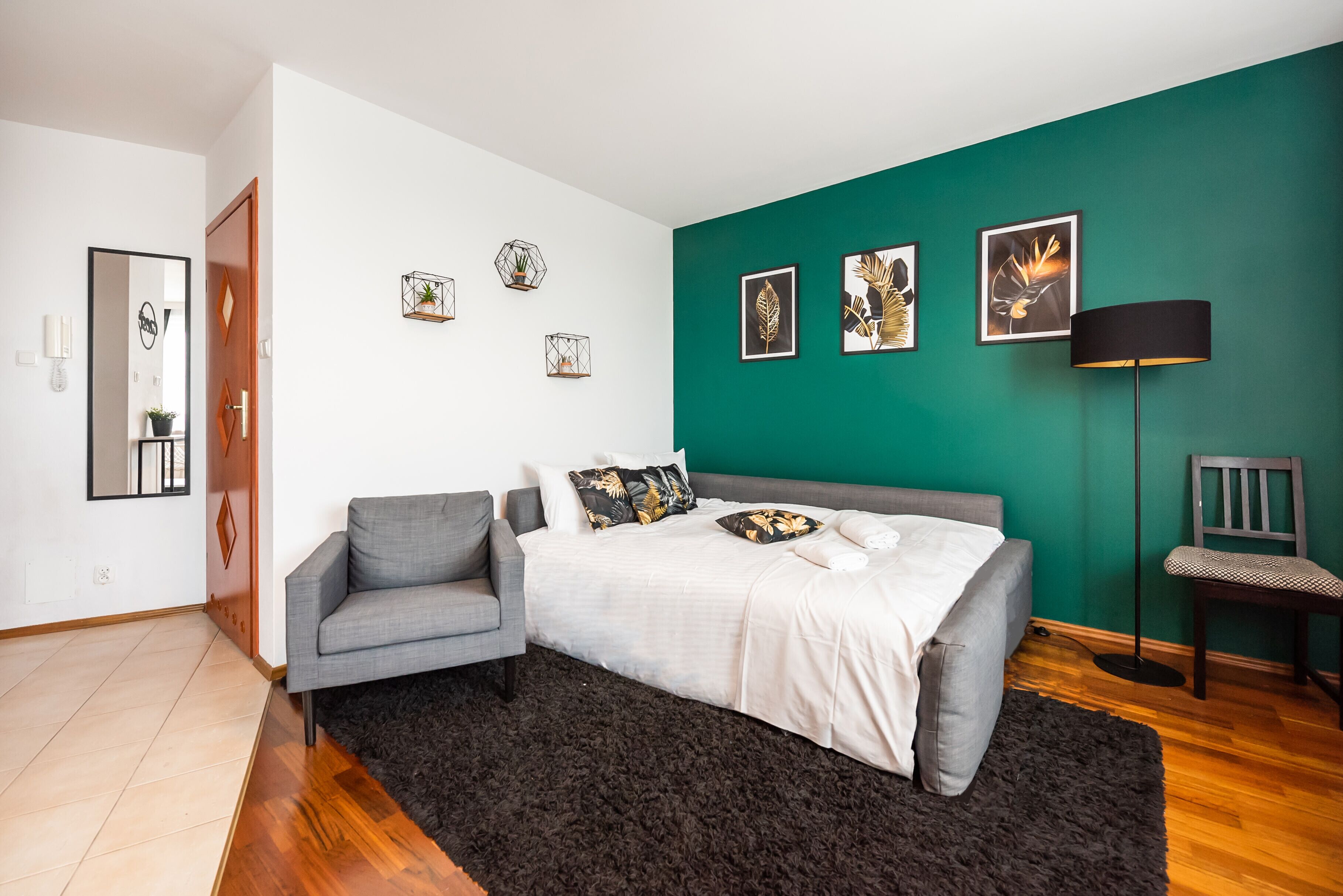 Tabla de planchar con plancha, wifi y ropa de cama 