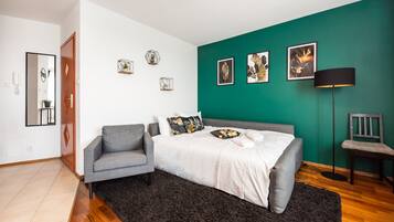 Tabla de planchar con plancha, wifi y ropa de cama