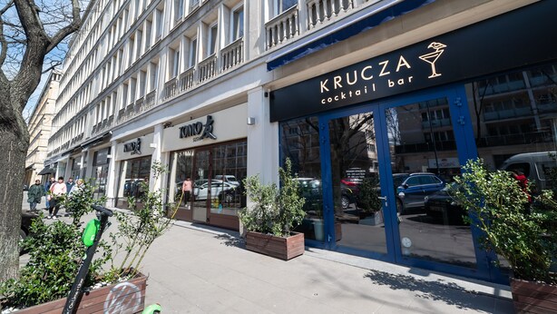 Ein Gebäude mit einer Krucza Cocktailbar und einem Sushi-Restaurant.