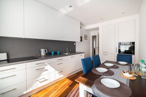 Kühlschrank, Mikrowelle, Ofen, Geschirrspüler