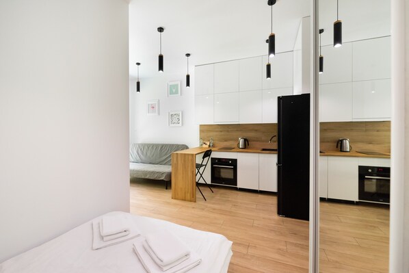 Tabla de planchar con plancha, wifi y ropa de cama 