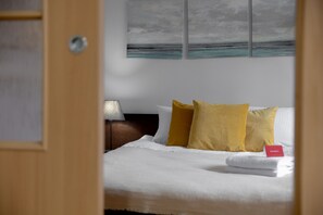 1 dormitorio, tabla de planchar con plancha, wifi