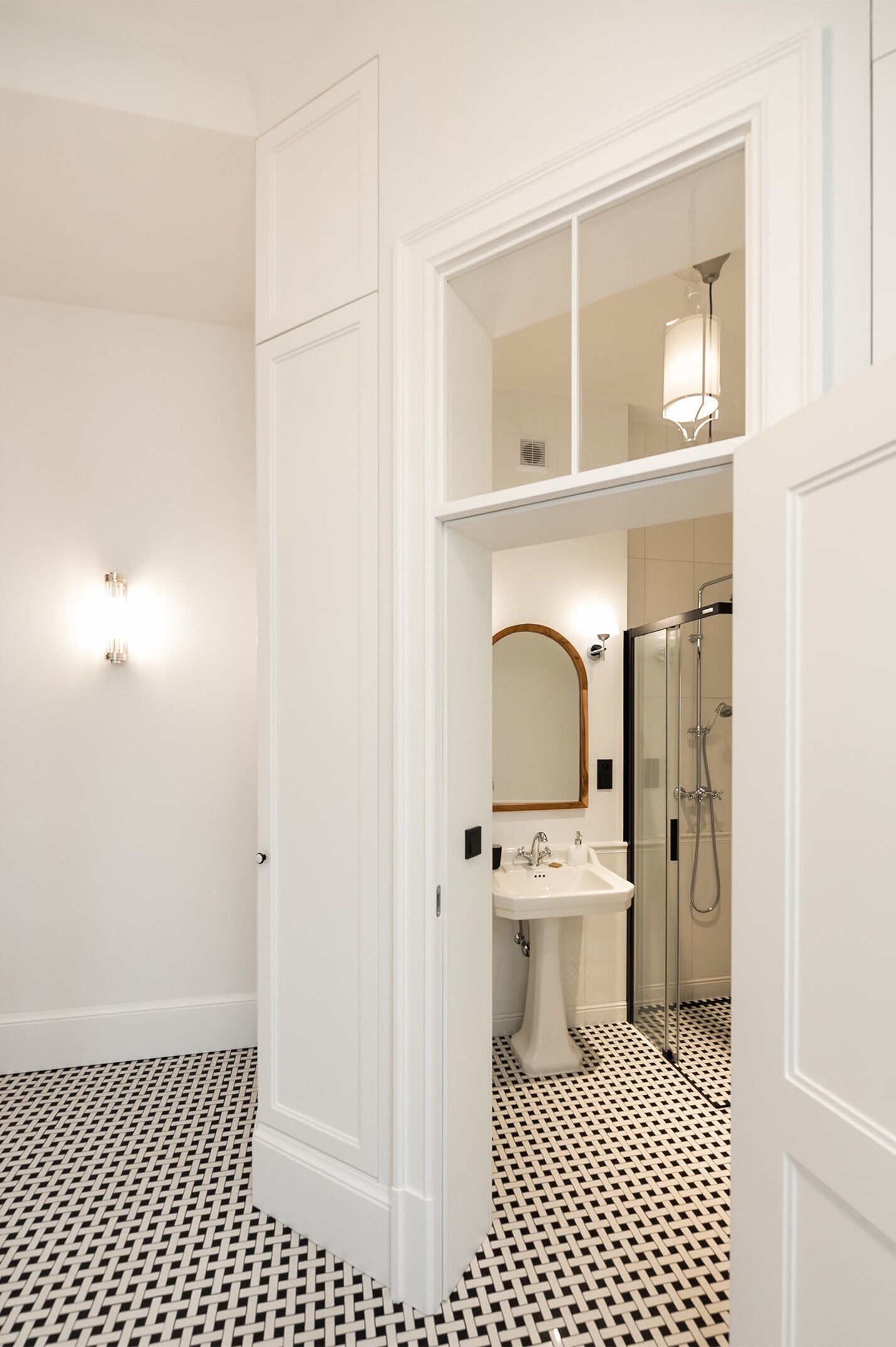 Douche, articles de toilette gratuits, sèche-cheveux, chaussons