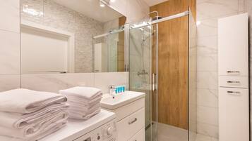 Regadera, amenidades de baño gratuitas, secadora de cabello, toallas