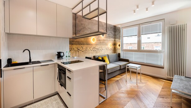 Fridge, microwave, oven, dishwasher - Nowa Praga Geometric Yellow Apartment (Warszawa)