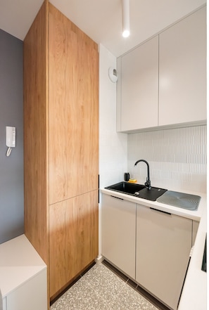 Fridge, microwave, oven, dishwasher - Nowa Praga Geometric Yellow Apartment (Warszawa)