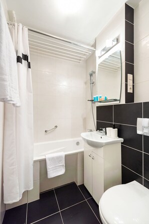 Haartrockner, Handtücher, Seife, Shampoo