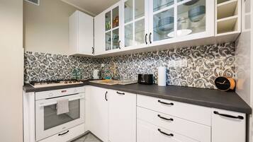 Kjøleskap, ovn, oppvaskmaskin og brødrister