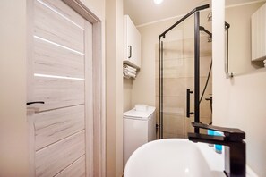 Dusche, kostenlose Toilettenartikel, Haartrockner, Handtücher