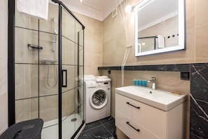 Shower, hair dryer, towels
