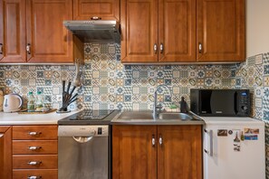 Kjøleskap, mikrobølgeovn, ovn og kokeplater