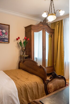 1 bedroom, iron/ironing board, WiFi, bed sheets - Downtown Antique Apartment (Warszawa)