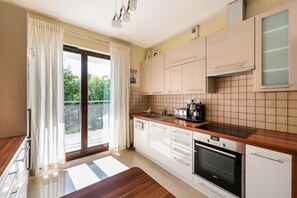Fridge, oven, stovetop, dishwasher