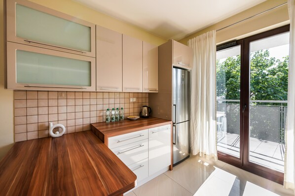 Fridge, oven, stovetop, dishwasher