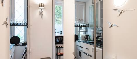 Kjøleskap, mikrobølgeovn, kokeplater og oppvaskmaskin