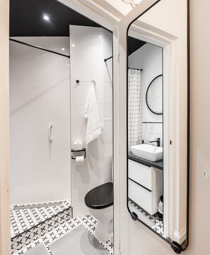 Dusche, Haartrockner, Handtücher