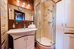 Ducha, artículos de tocador gratuitos, secador de pelo, toallas