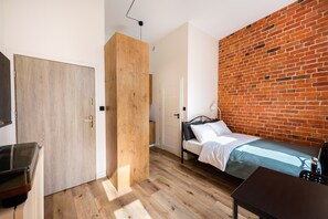 Iron/ironing board, bed sheets