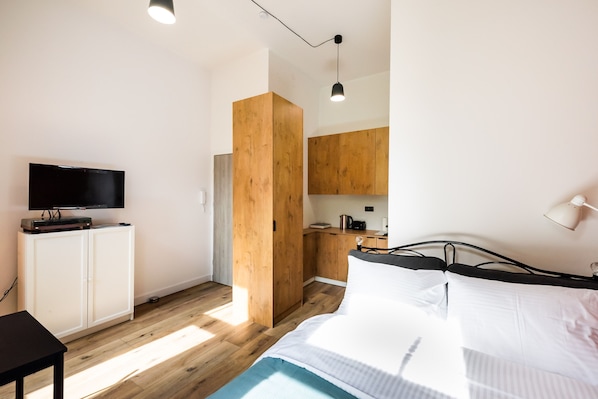 Iron/ironing board, bed sheets