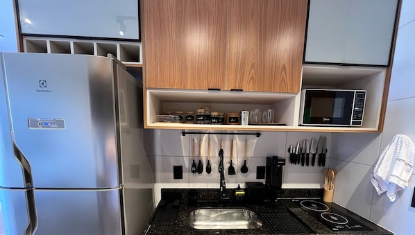 Apartamento | Cozinha privada | Geladeira grande, micro-ondas, fogão, cooktop